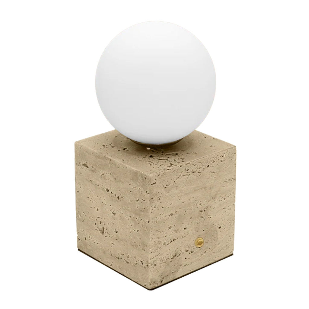 Luminario de mesa Cortile con esfera de cristal difuso con base G9 (focos no incluido), con interruptor dorado tipo botón, acabado travertino beige con detalles latonados de iLumileds