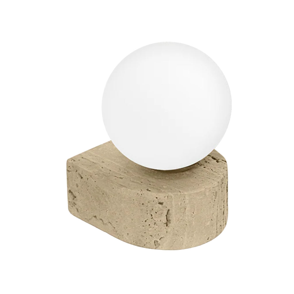 Luminario arbotante Pentelic con esfera de cristal difuso con base G9 (no incluido), acabado travertino beige con detalles latonados de iLumileds