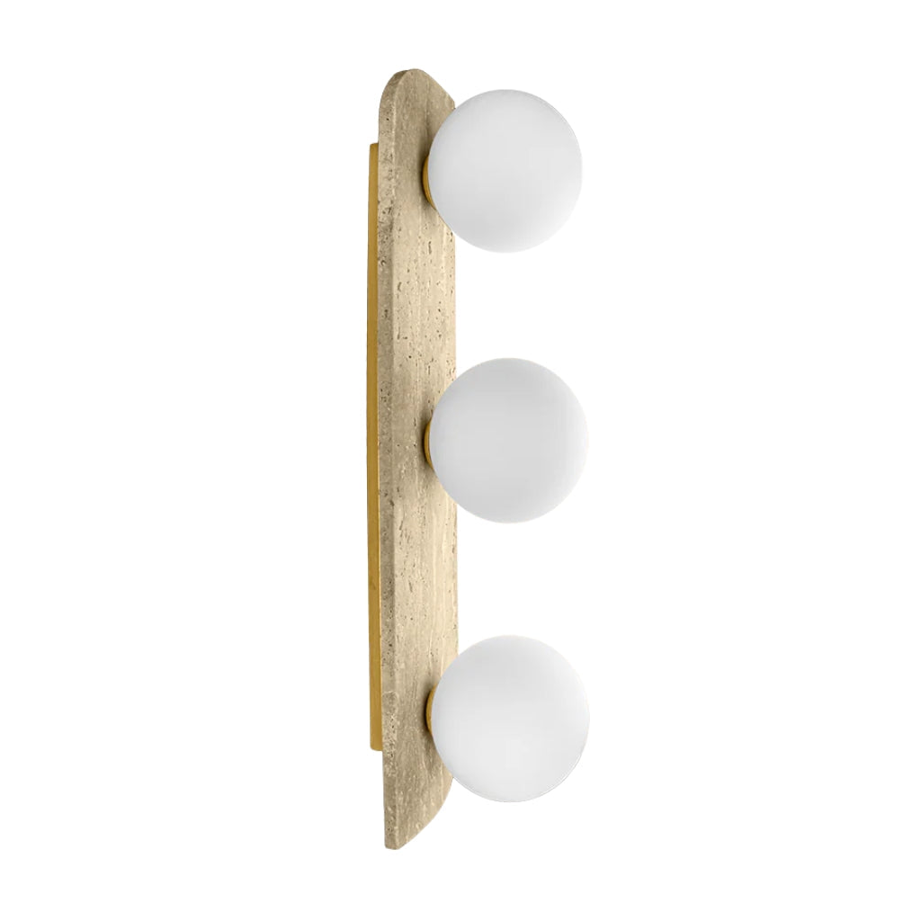 Luminario arbotante Venetia con tres esferas de cristal difuso con base G9 (no incluido), acabado travertino beige con detalles latonados de iLumileds
