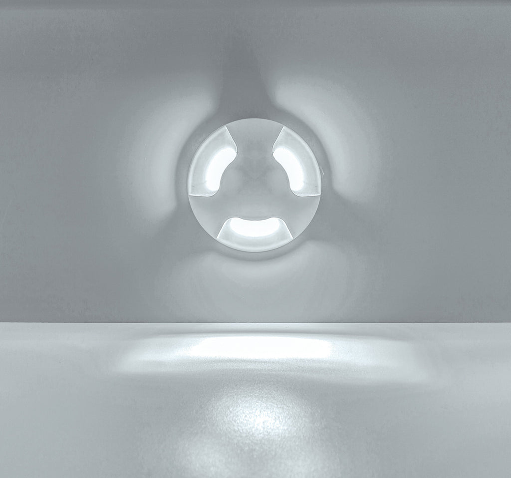 Luminario circular de cortesía triple salida de luz para empotrar en muro 2.5W luz cálida (3000K) de iLumileds