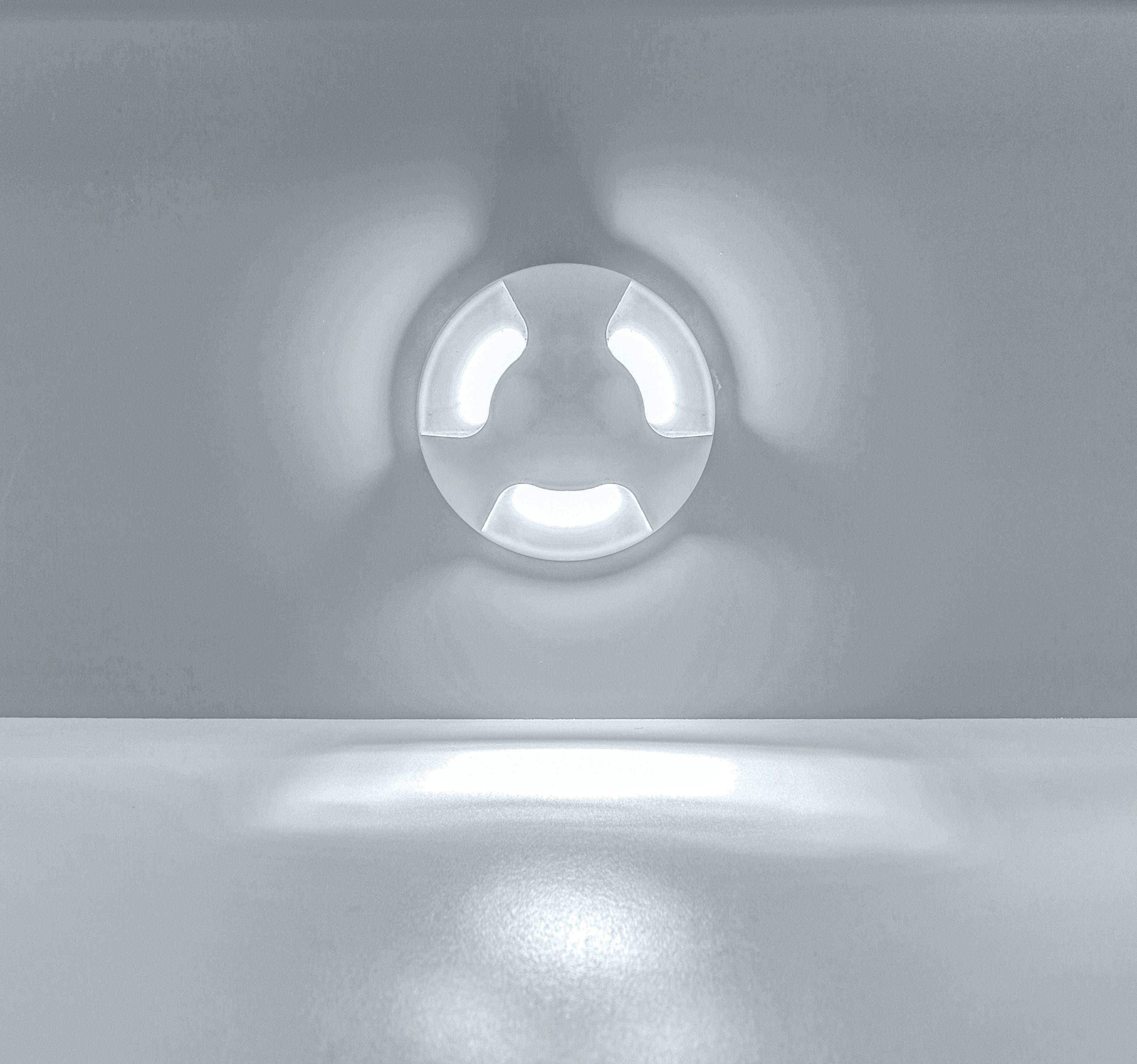 Luminario circular de cortesía triple salida de luz para empotrar en muro 2.5W luz cálida (3000K) de iLumileds